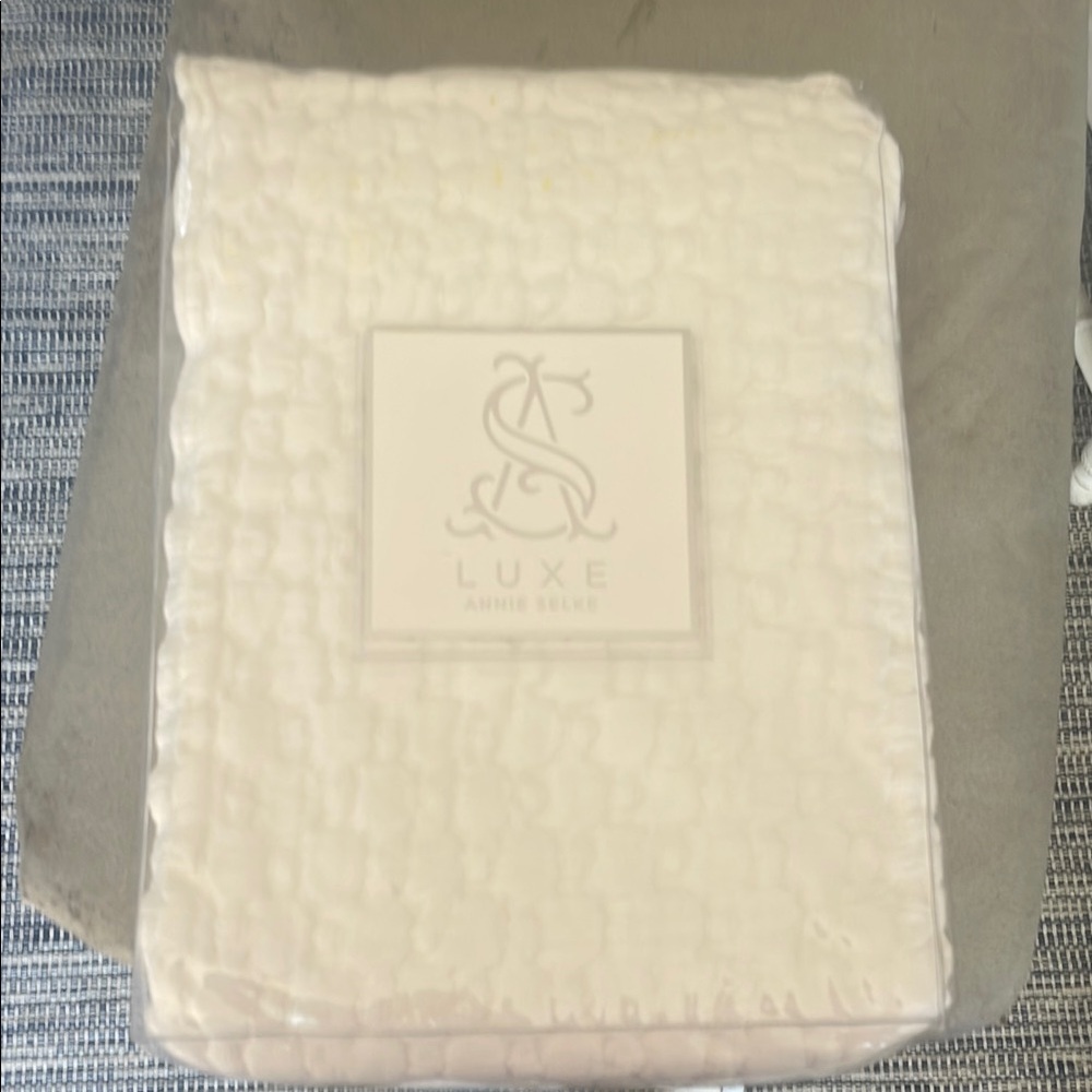 Elegant White Lodi Matelasse pillowsham Cover Luxurious Bedding